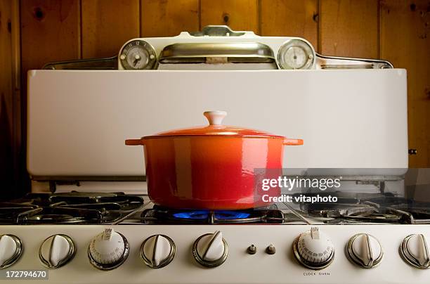 cast iron pot on stove - fornuis stockfoto's en -beelden