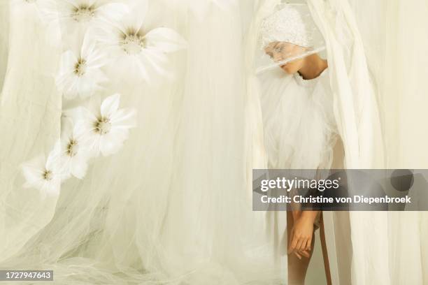 between the curtains - arts culture et spectacles photos stock pictures, royalty-free photos & images