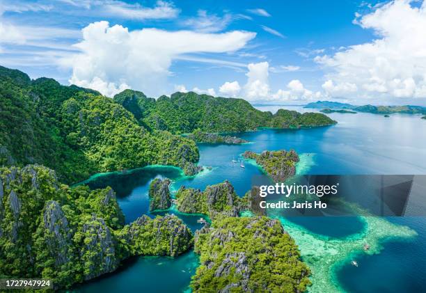 tropical island scenery in palawan, philippines - el nido stockfoto's en -beelden