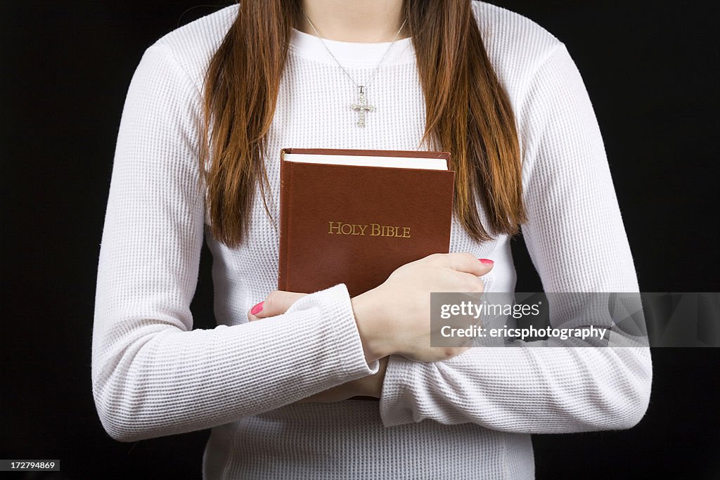 Católica adolescente com Bíblia