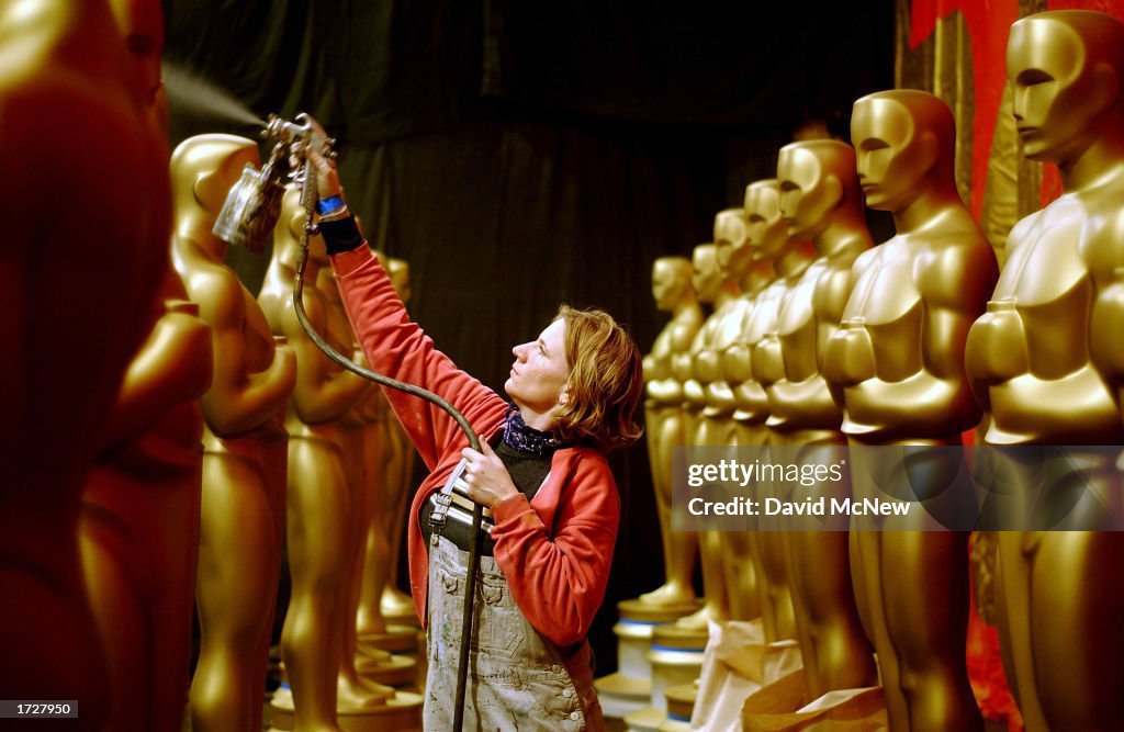 Oscar Statues Get New Paint