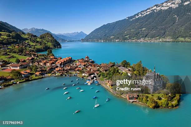 スイスのブリエンツ湖にある美しい漁村イゼルトヴァルトの空撮。 - interlaken ストックフォトと画像