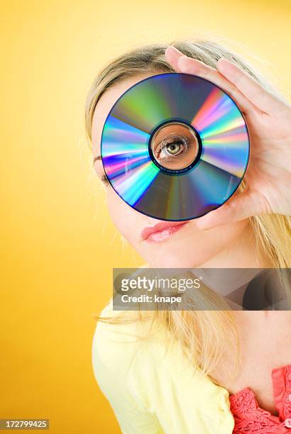 mulher e cd - partilha de ficheiros imagens e fotografias de stock