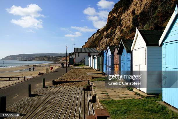 shanklin frente al mar, en la isla de wight - beach hut isle of wight fotografías e imágenes de stock