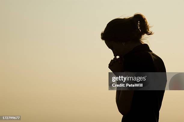 silhouette di preghiera - pregare fede foto e immagini stock