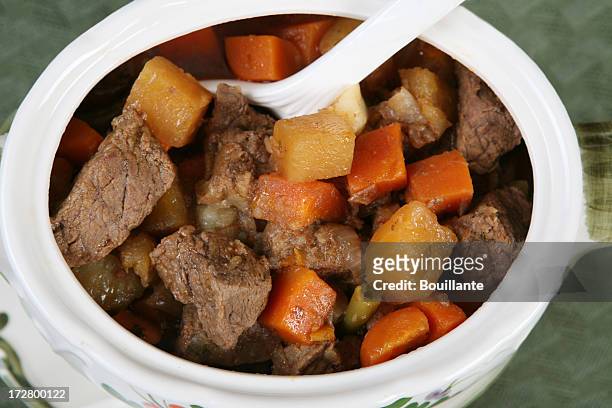beef stew - pot au feu stock-fotos und bilder