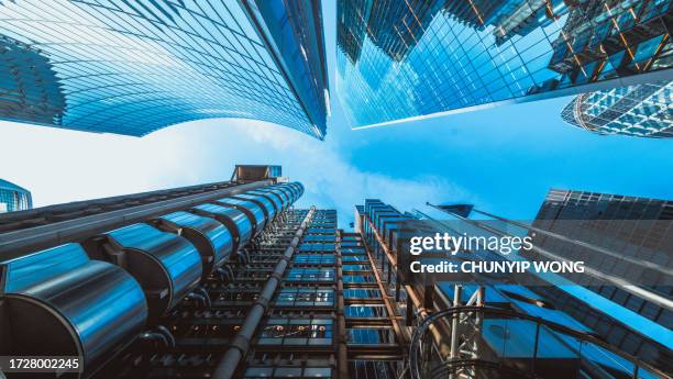 verminderte perspektive auf wolkenkratzer in der londoner innenstadt - lloyds of london stock-fotos und bilder