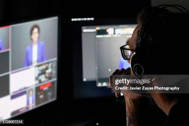 television producer working during filming - estúdio de televisão imagens e fotografias de stock
