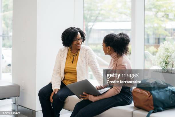 teacher mentoring university student - mentor imagens e fotografias de stock