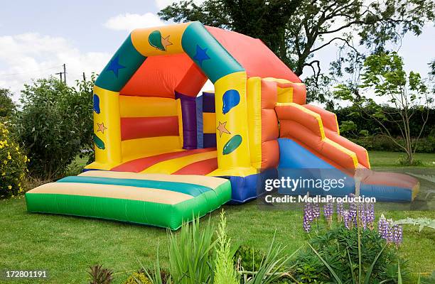 bouncy castle - castle stockfoto's en -beelden