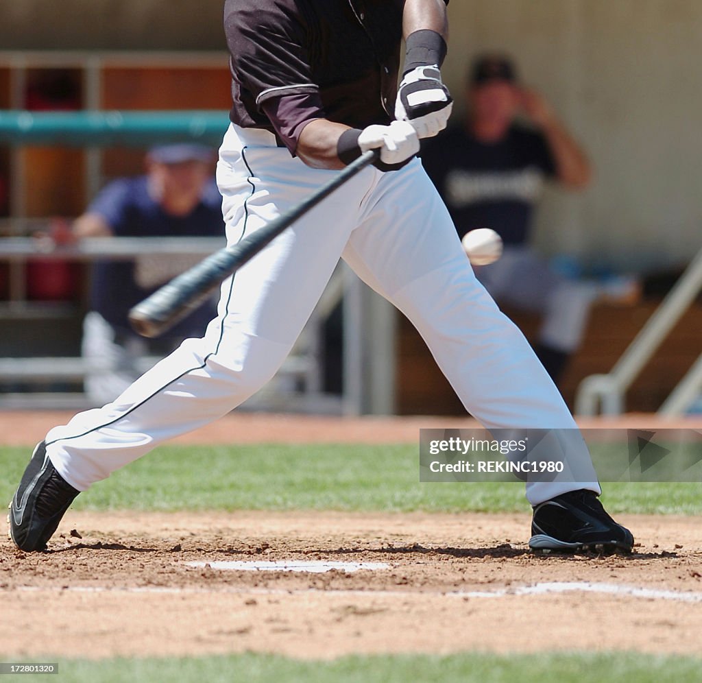 Giocatore di Baseball oscillare di fences.