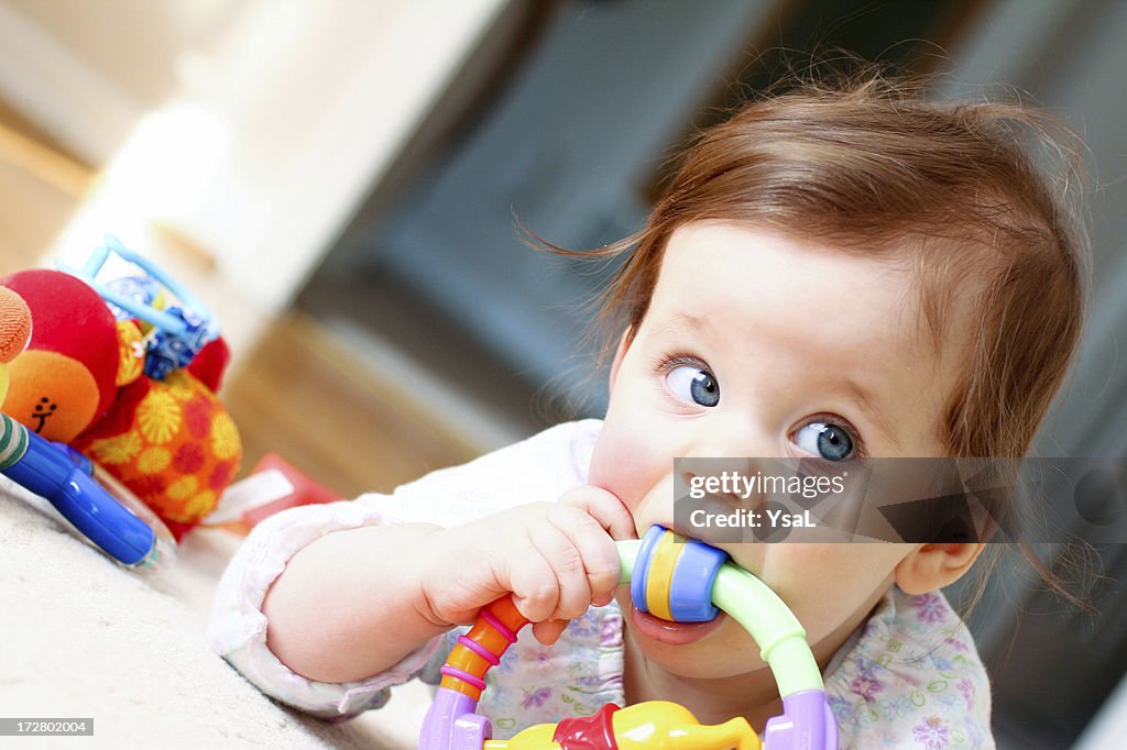 Bebê brincando e descoberta