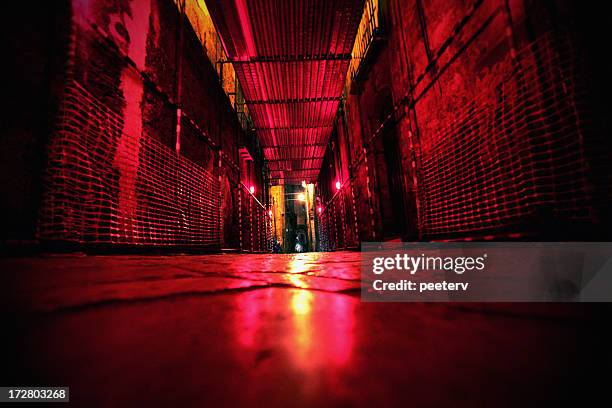 luci rosse backstreet - semaforo rosso foto e immagini stock