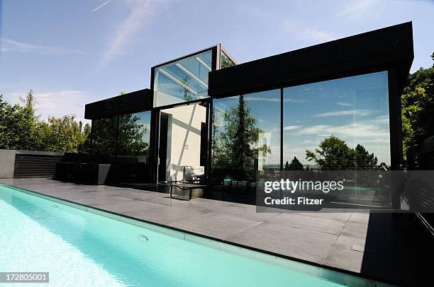 pool und moderne granit zu hause - einfamilienhaus stock-fotos und bilder