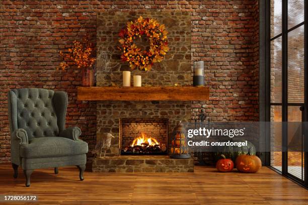 chalet avec décoration d’halloween. intérieur du salon avec citrouilles, fauteuil et cheminée - foyer de cheminée photos et images de collection