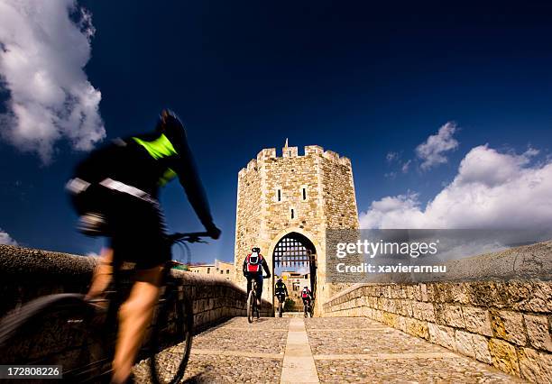 radtour durch die brücke. - girona stock-fotos und bilder