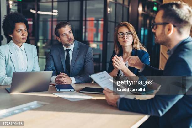 presenting a new business concept - generalsekreterare företagsledning bildbanksfoton och bilder