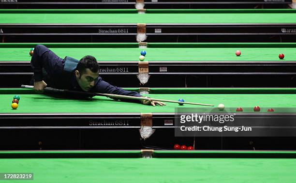 Vafaei Ayouri Hossein of Iran plays a shot against Chau Hon Man of Hong Kong during the Men's Snooker Round of 16 matches at Songdo Convensia during...