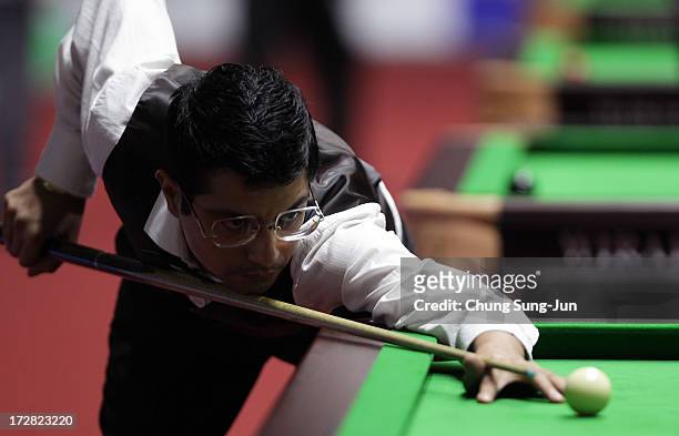 Kamal Chawla of India plays a shot against Supoj Saenla of Thailand during the Men's Snooker Round of 16 matches at Songdo Convensia during day seven...