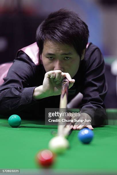 Supoj Saenla of Thailand plays a shot against Kamal Chawla of India during the Men's Snooker Round of 16 matches at Songdo Convensia during day seven...