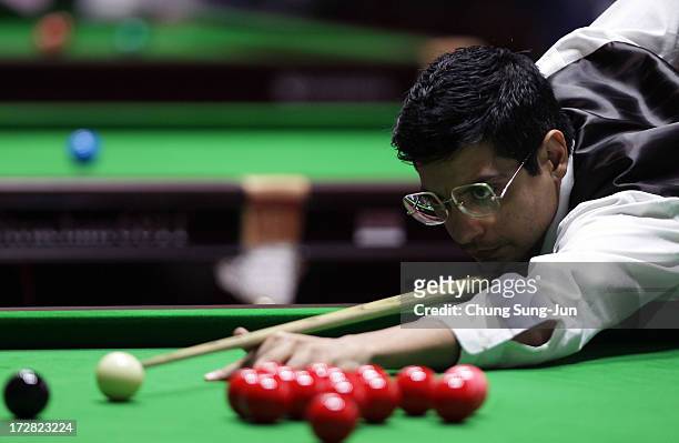 Kamal Chawla of India plays a shot against Supoj Saenla of Thailand during the Men's Snooker Round of 16 matches at Songdo Convensia during day seven...