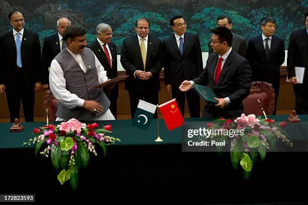 Pakistan Prime Minister Nawaz Sharif and Chinese Premier Li Keqiang observe a signing ceremony between officials from both countries held at the...