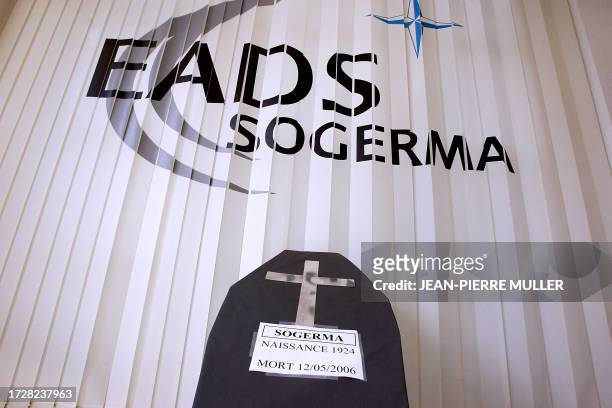 Des salariés ont déposé un cercueil symbolique dans le hall de la direction de l'entreprise Sogerma Services, filiale de EADS, le 16 mai 2006 à...