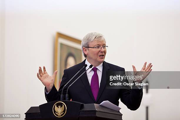 Australian Prime Minister Kevin Rudd speaks to the press following a bilateral meeting at Bogor Presidential Palace on July 5, 2013 in Bogor,...
