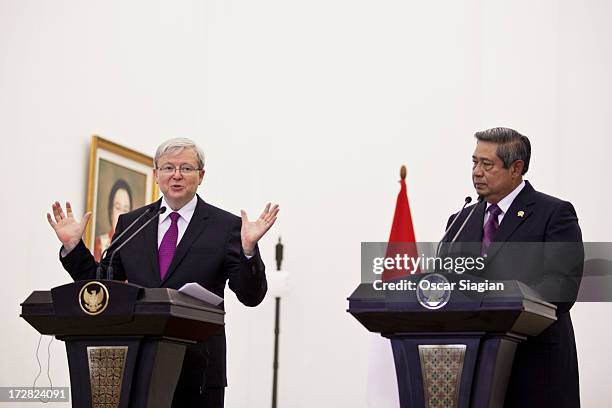 Australian Prime Minister Kevin Rudd and Indonesian President Susilo Bambang Yudoyono speak to the press after a bilateral meeting at Bogor...