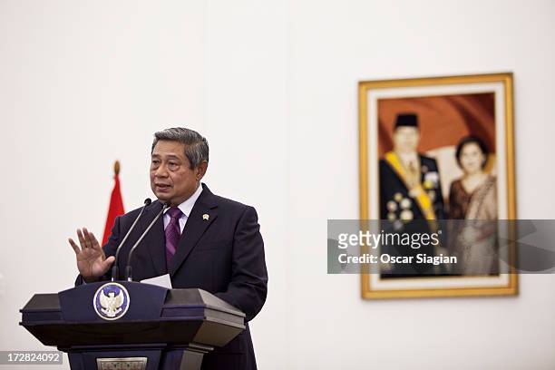 Indonesian President Susilo Bambang Yudoyono speaks to the press following a bilateral meeting at Bogor Presidential Palace on July 5, 2013 in Bogor,...