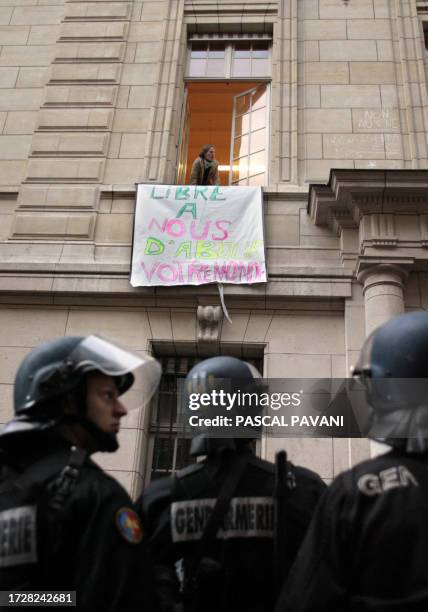 Policemen stand in front of the Sorbonne university, 24 April 2006 in Paris as students protesting against the First Employment Contract block the...