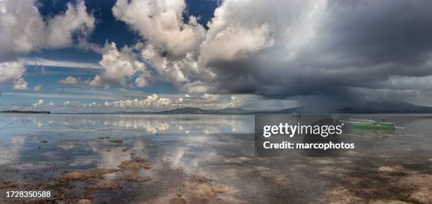 manado, sulawesi view from bunaken island. - sulawesi norte imagens e fotografias de stock