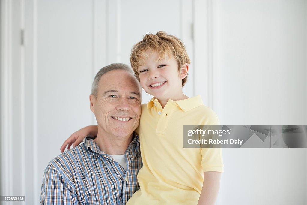 Sorridente nonno e nipote Abbracciare
