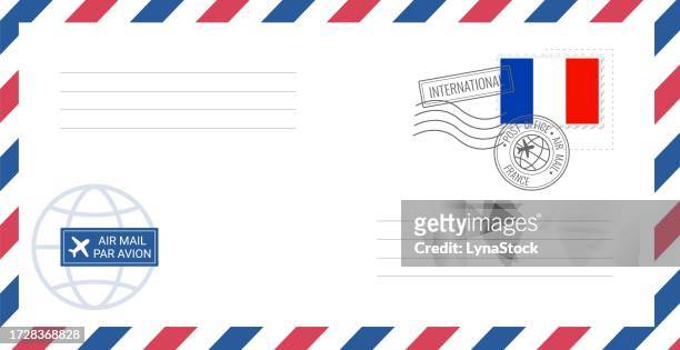 フランスの切手が付いた空白の航空郵便封筒。白い背景にはがきのベクターイラストとフランスの国旗。 - french culture stock illustrations点のイラスト素材／クリップアート素材／マンガ素材／アイコン素材