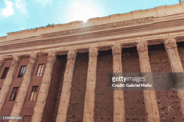temple of hadrian in rome - colonnato imagens e fotografias de stock
