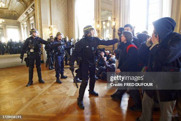 Gendarme evacuate students who occupied Rennes' townhall, 16 March 2006, as student protests are planned accross France to force the government to...