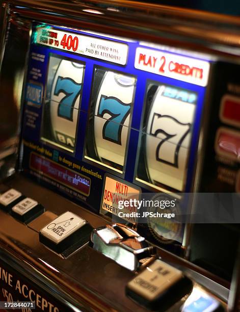 spielautomat-gewinner - 777! - slot machine stock-fotos und bilder