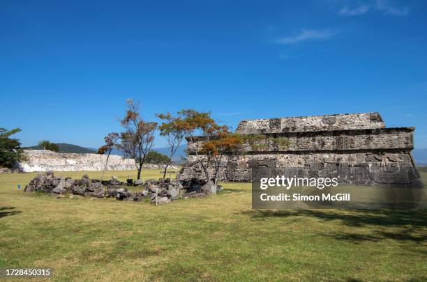 pirámide de la serpiente emplumada [pyramid of the plumed serpent], xochicalco, miacatlán, morelos, mexico - serpiente stockfoto's en -beelden