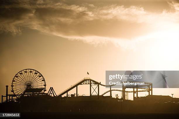 santa monica pier bei sonnenuntergang - santa monica pier stock-fotos und bilder