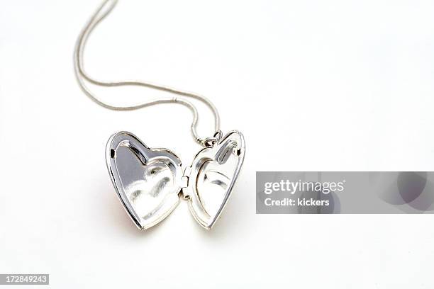 plata corazón collar - y necklace fotografías e imágenes de stock