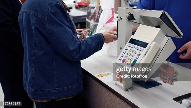 paying - convenience store counter stockfoto's en -beelden