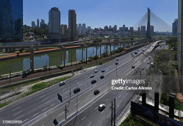 sao paulo modern skyline - berrini, marginal pinheiros and ponte estaiada octavio frias de oliveira - ponte estaiada sao paulo stock pictures, royalty-free photos & images