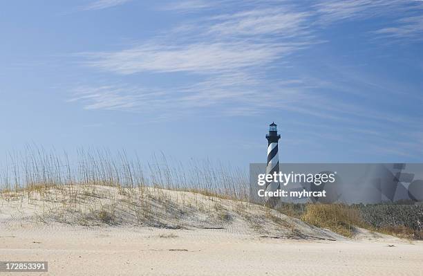 hatteras lighthouse und the dunes - cape hatteras stock-fotos und bilder