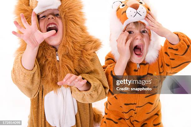 kinder in halloween-kostümen - tierkostüm stock-fotos und bilder