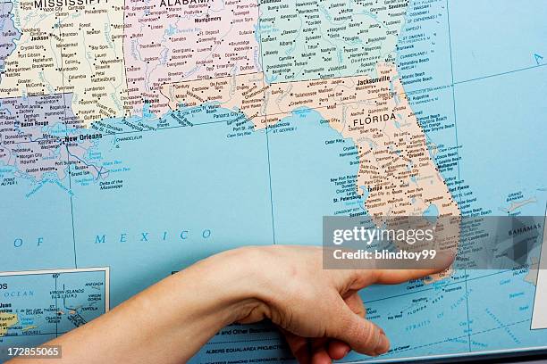 pointing to miami, florida - florida state v south florida stockfoto's en -beelden