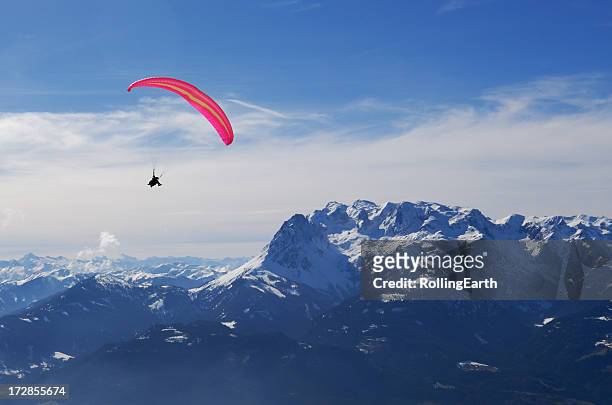 paraglider en los alpes - parapente fotografías e imágenes de stock