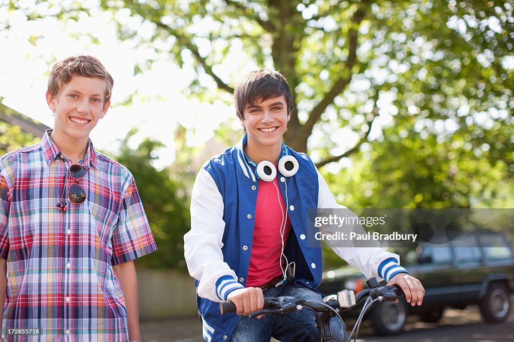 Sorrir Meninos Adolescentes com Bicicleta