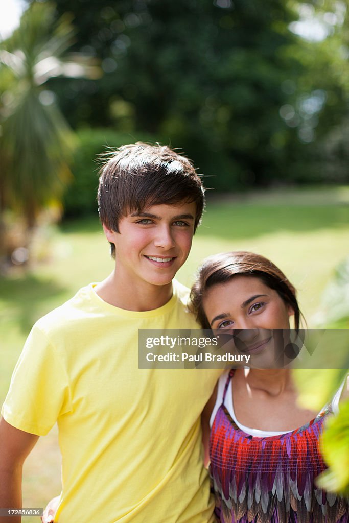 Lächelnd Teenager Paar im Freien