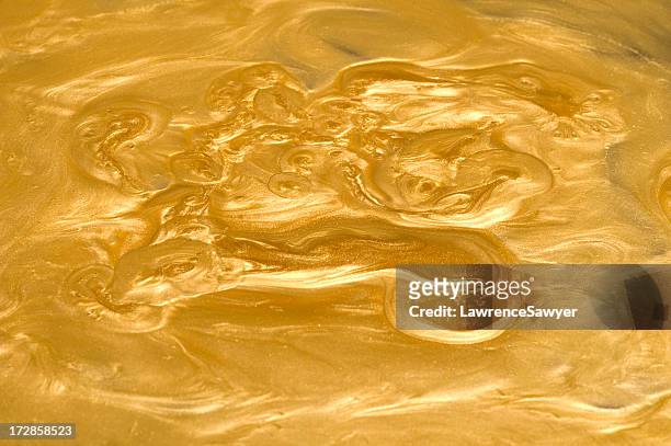 líquido de oro - molten fotografías e imágenes de stock