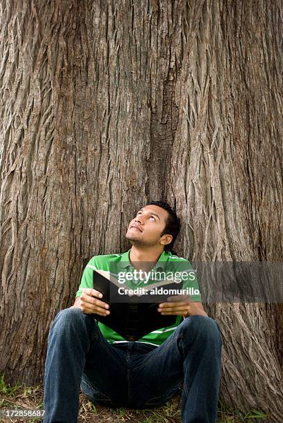 tranquilo joven - alabando a dios fotografías e imágenes de stock